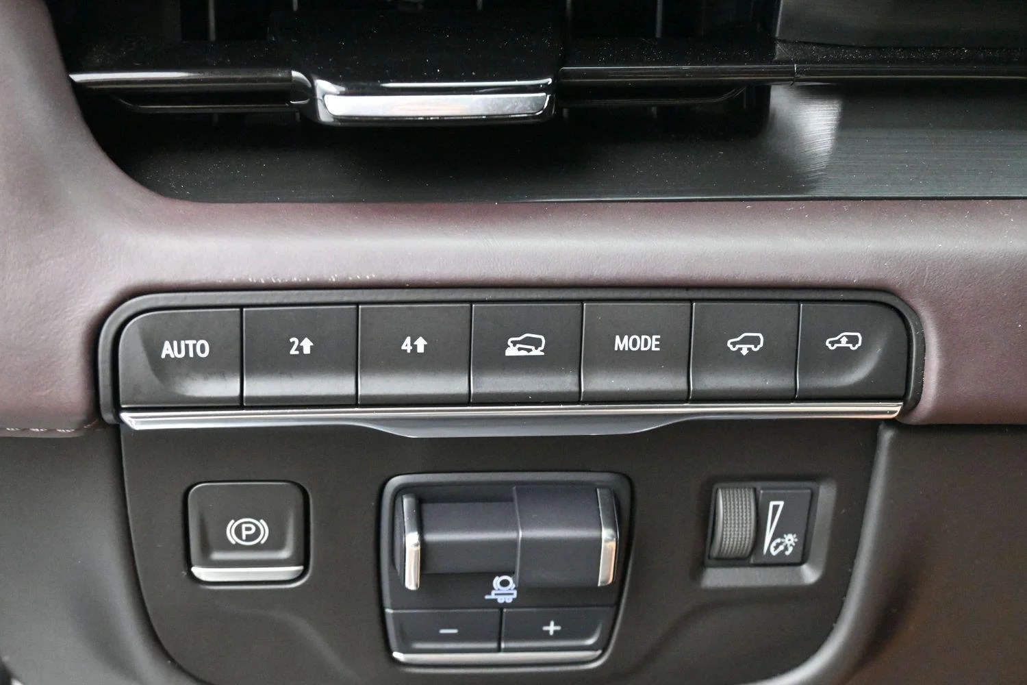 Used 2021 Crystal White Tricoat Cadillac Sport Platinum image 31