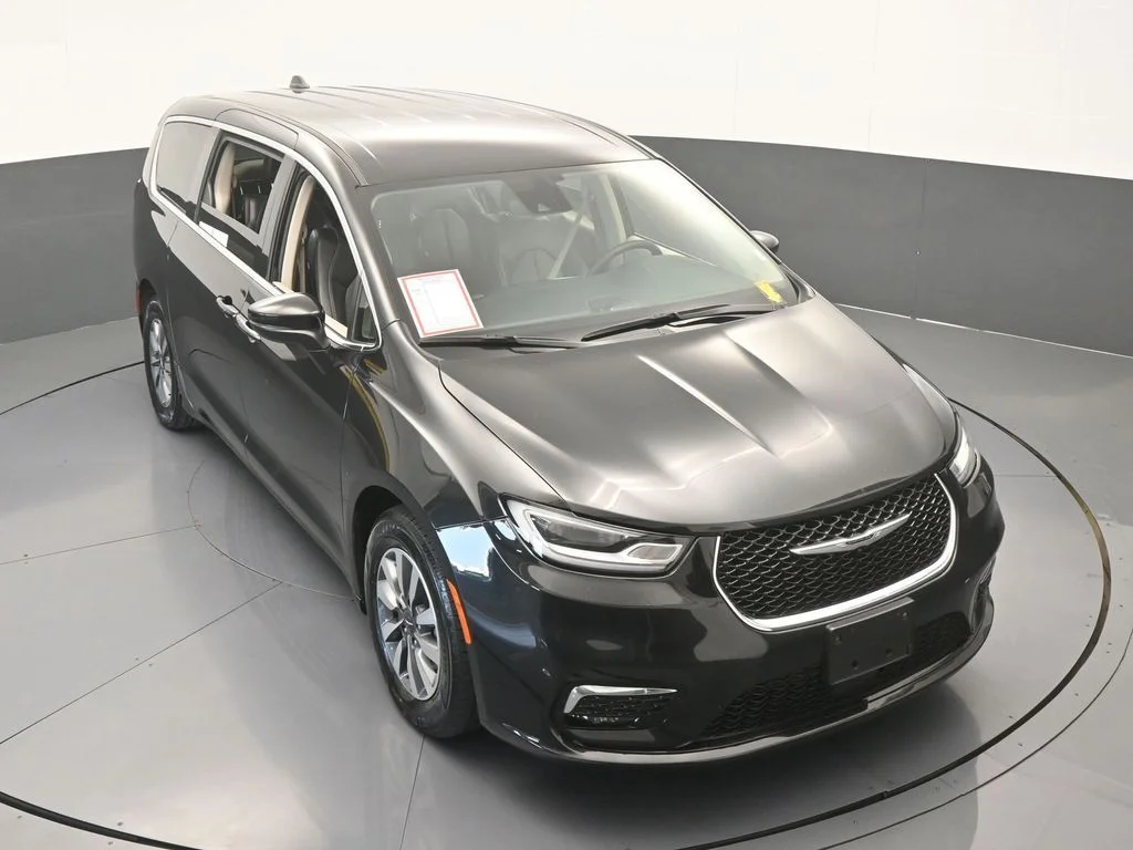 Used 2023 Brilliant Black Crystal Pearlcoat Chrysler Touring L image 54