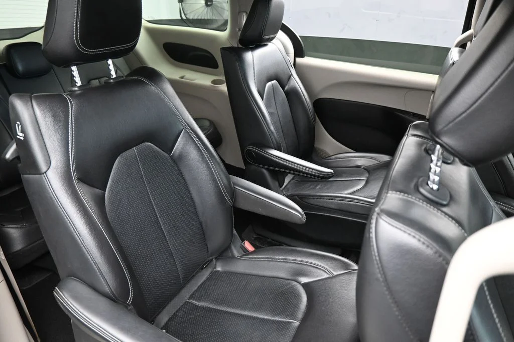 Used 2022 Ceramic Gray Clearcoat Chrysler Touring L image 47