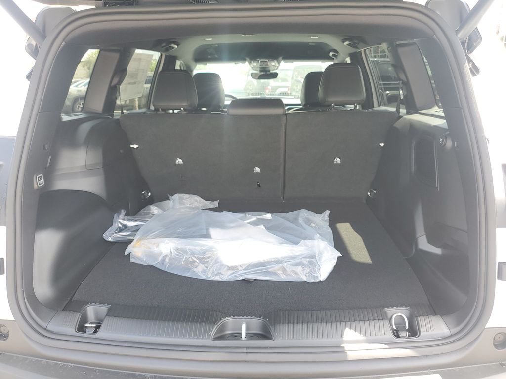 New 2026 Bright White Clear-Coat Exterior Paint Jeep Limited image 8