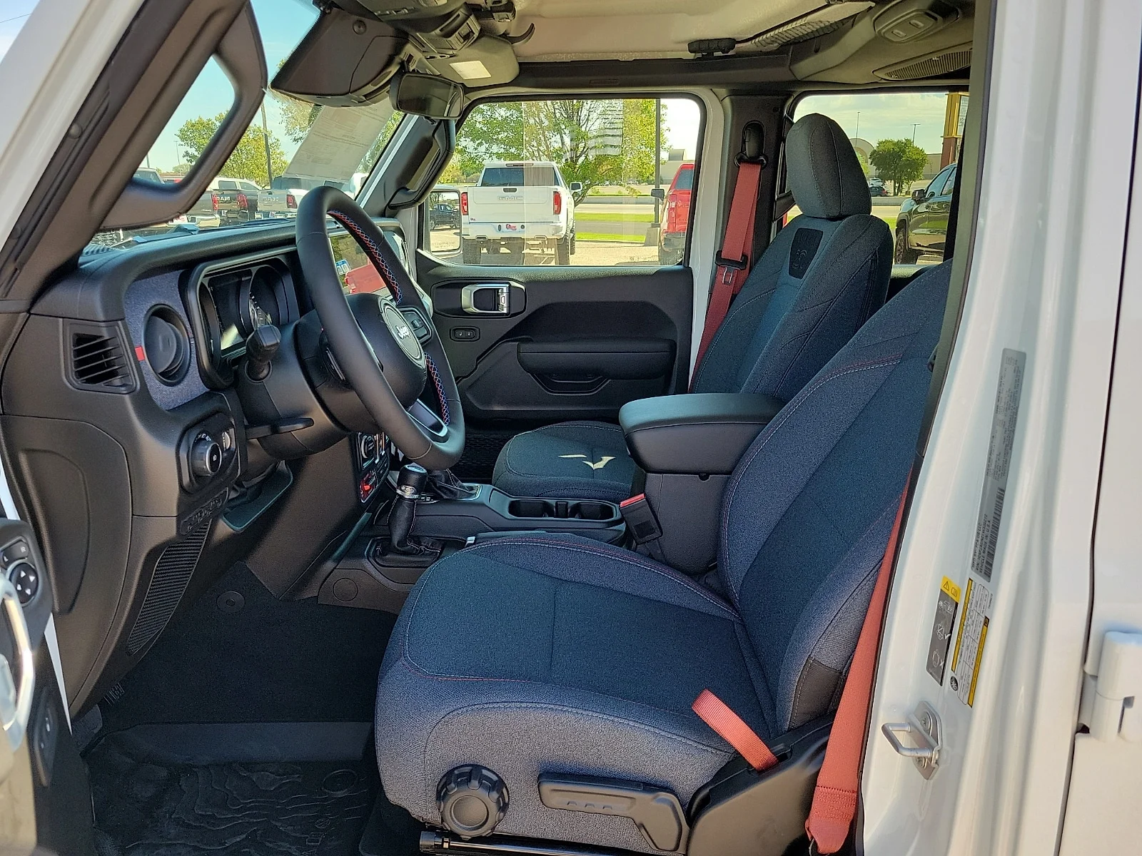 New 2026 PW7 Bright Whit Jeep 4-DOOR AMERICA250 image 12