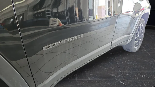 New 2026 Diamond Black Crystal Pearl-Coat Exterior Paint Jeep Latitude image 43