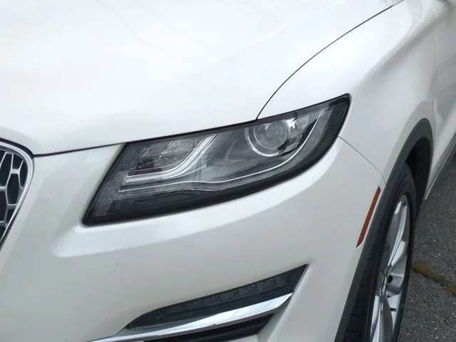 Used 2019 White Lincoln Select image 9