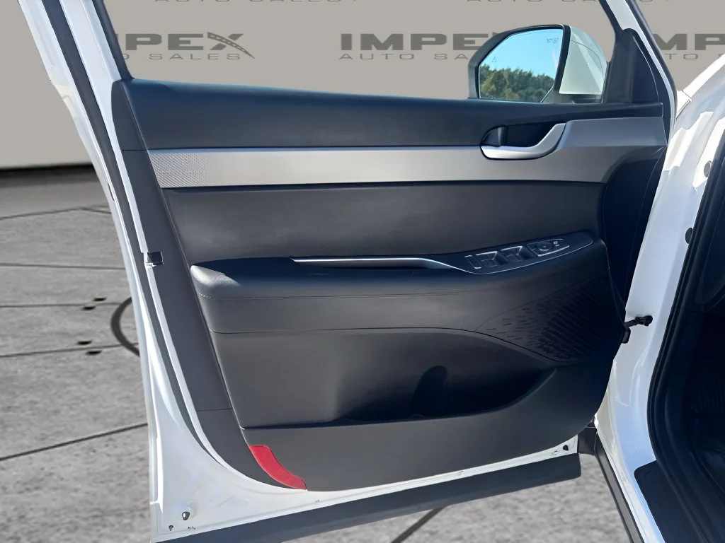 Used 2023 White Hyundai SEL image 23