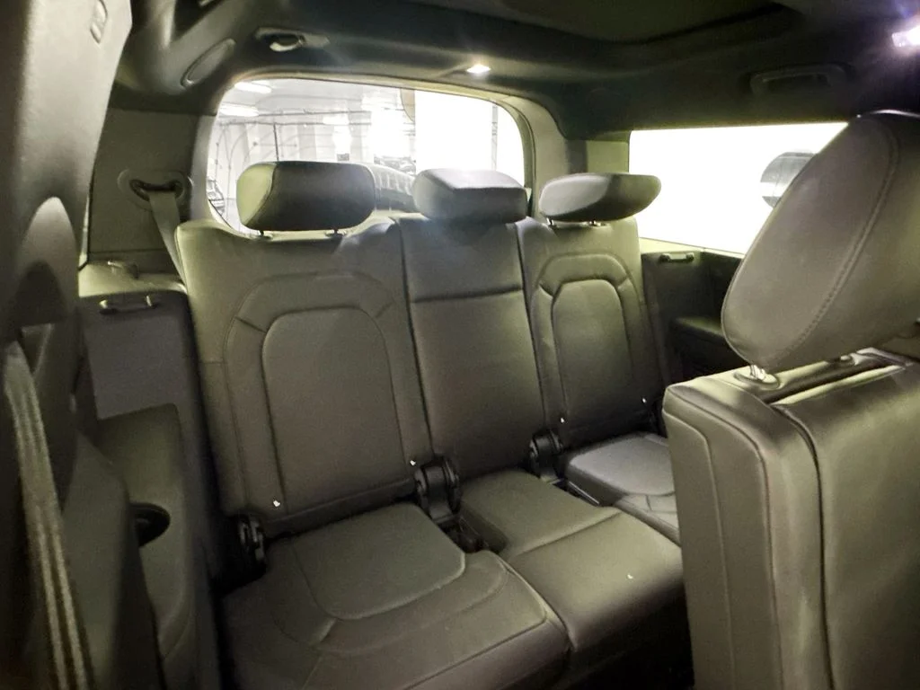Used 2025 Gray Land Rover X-Dynamic SE image 28
