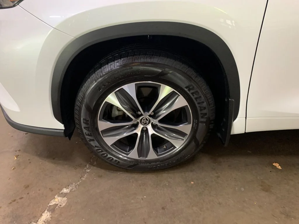 Used 2022 Beige Toyota XLE image 35
