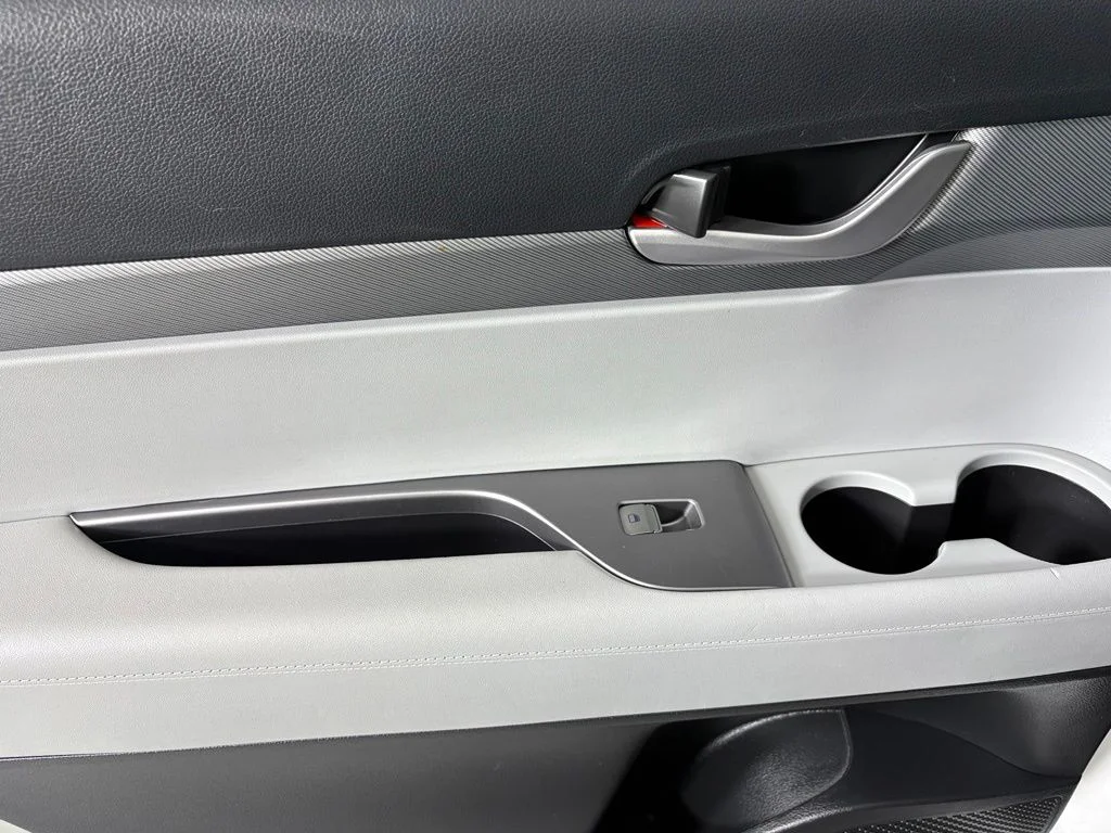 Used 2025 White Hyundai SEL image 34
