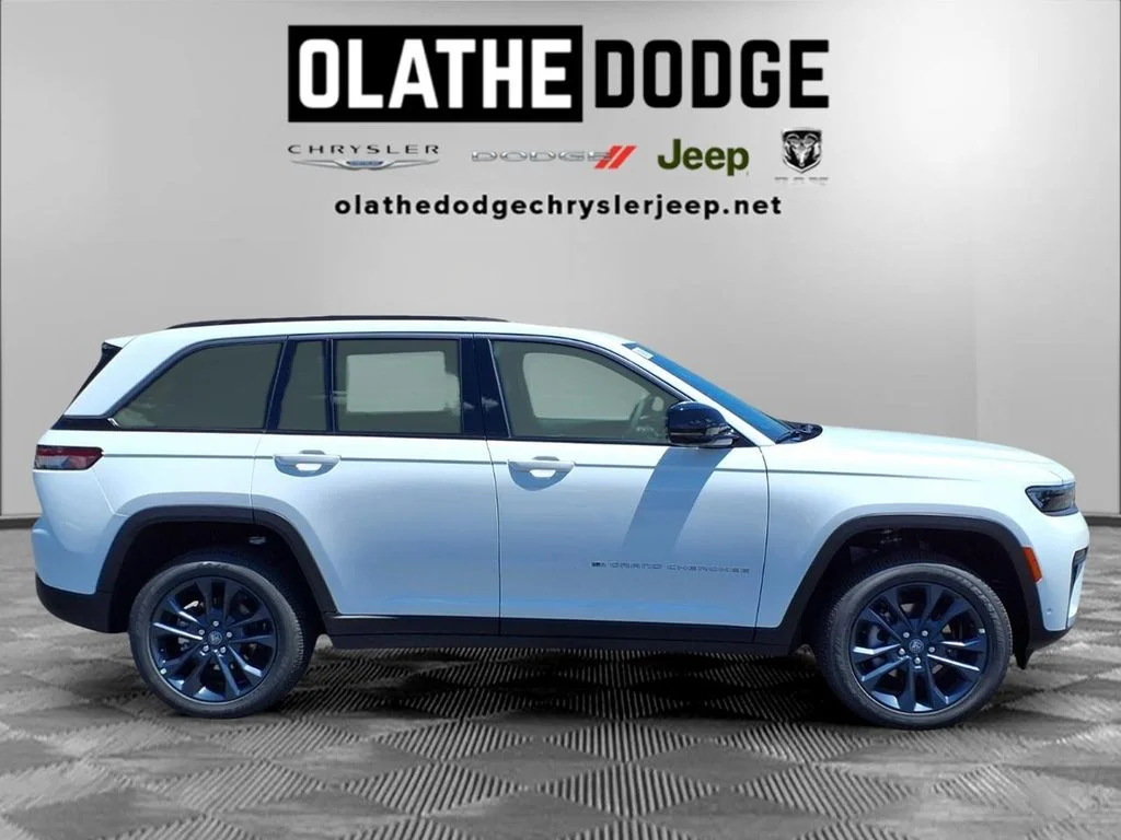 New 2026 Bright White Clear-Coat Exterior Paint Jeep  image 28