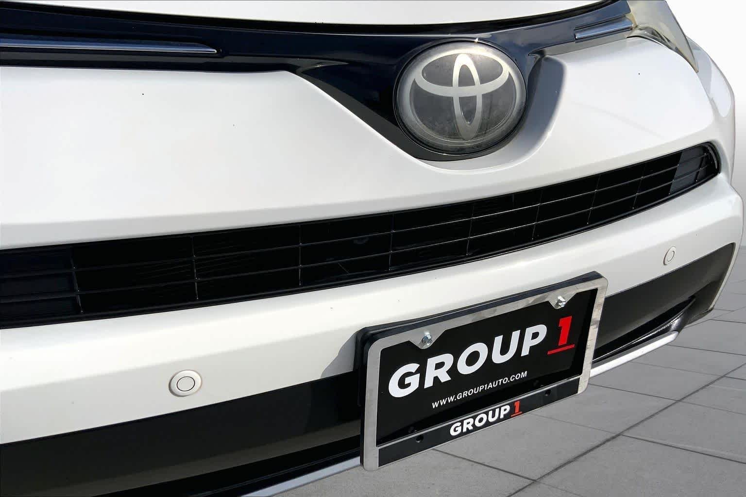 Used 2018 Super White Toyota XLE image 29