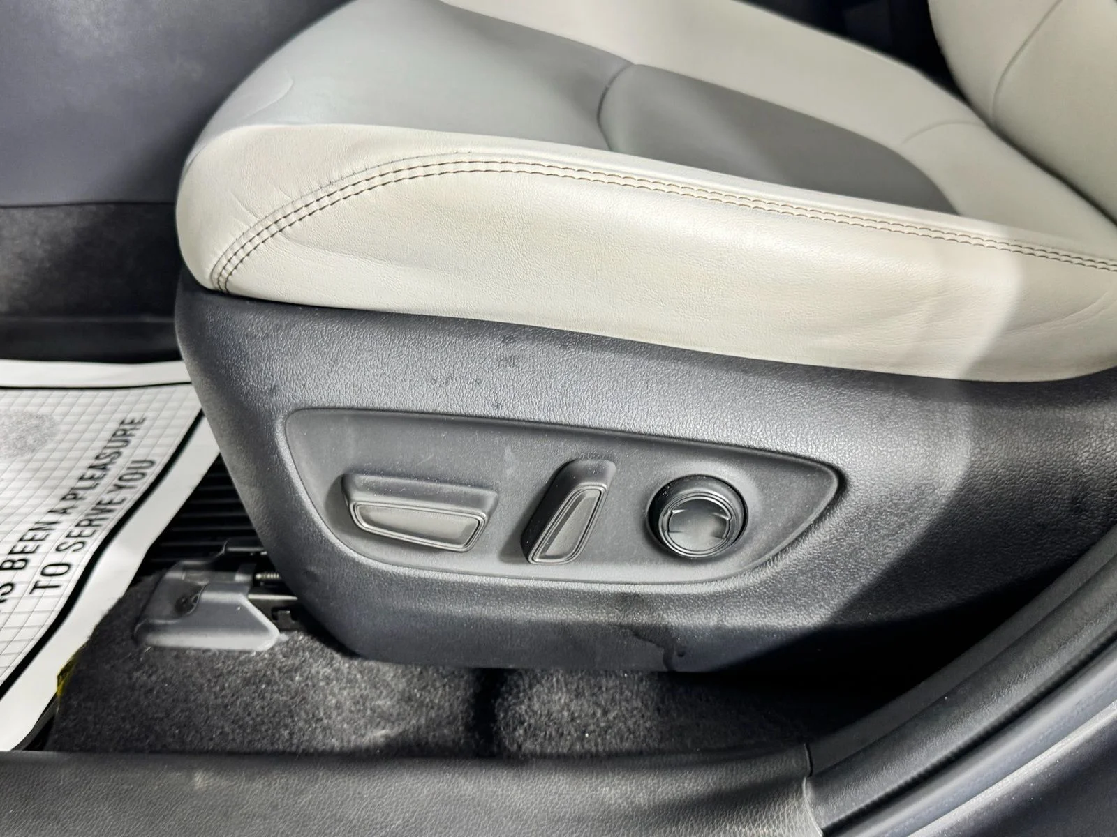 Used 2023 Gray Toyota XLE Premium image 27