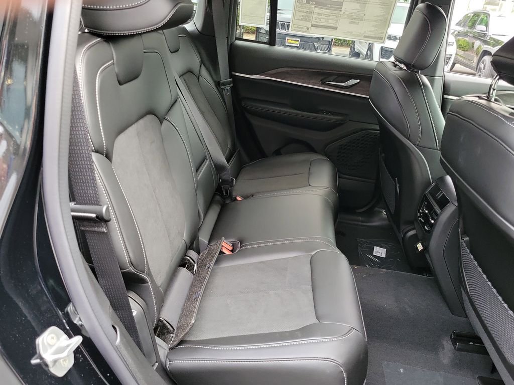 New 2026 Diamond Black Crystal Pearl-Coat Exterior Paint Jeep Altitude image 17