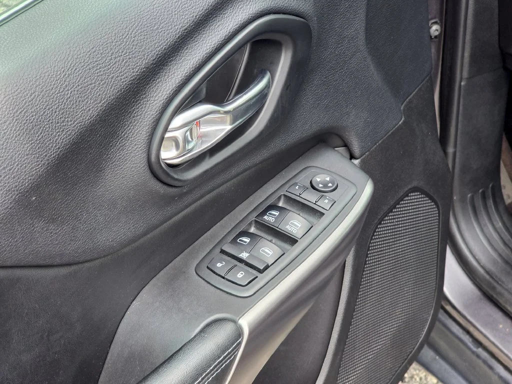 Used 2019 Gray Jeep Latitude Plus image 37