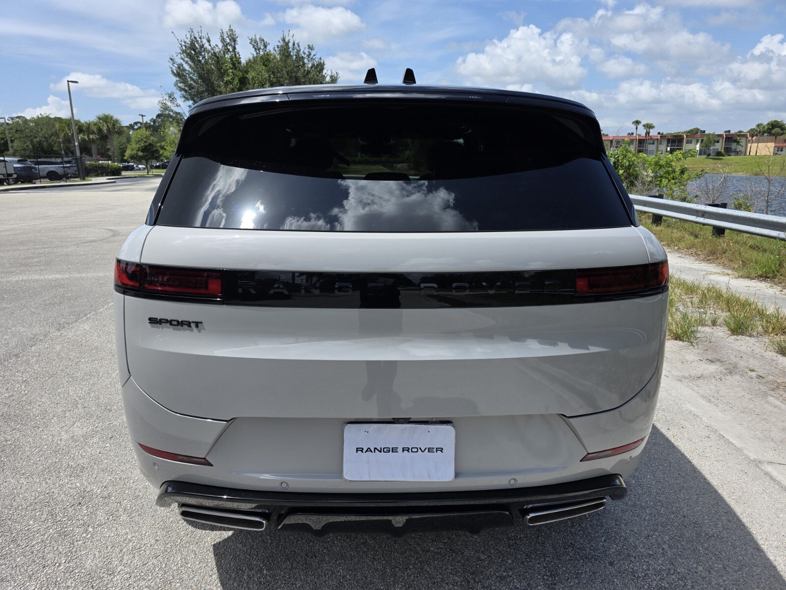 New 2026 Borasco Grey Land Rover P400 Dynamic SE image 6