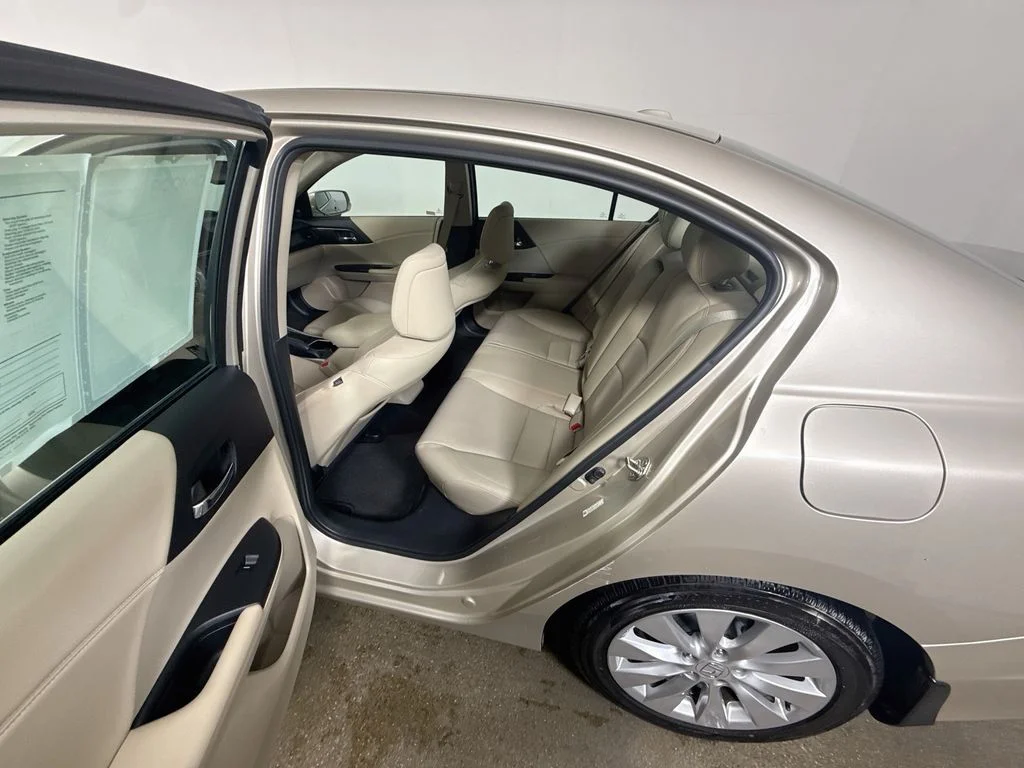 Used 2014 Champagne Frost Pearl Honda EX-L image 24