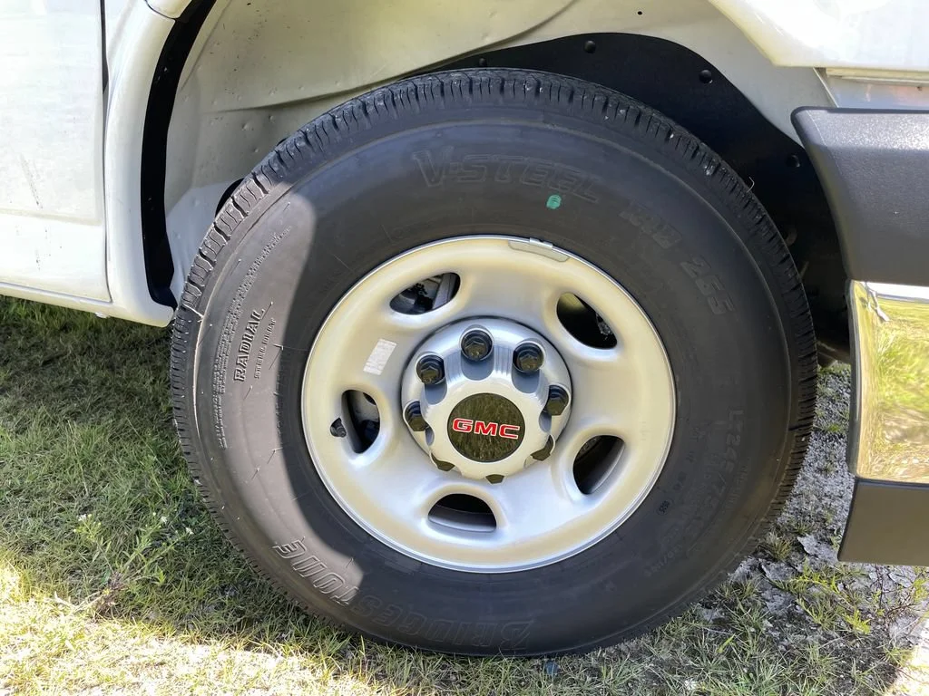 New 2025 Summit White GMC 1WT image 39