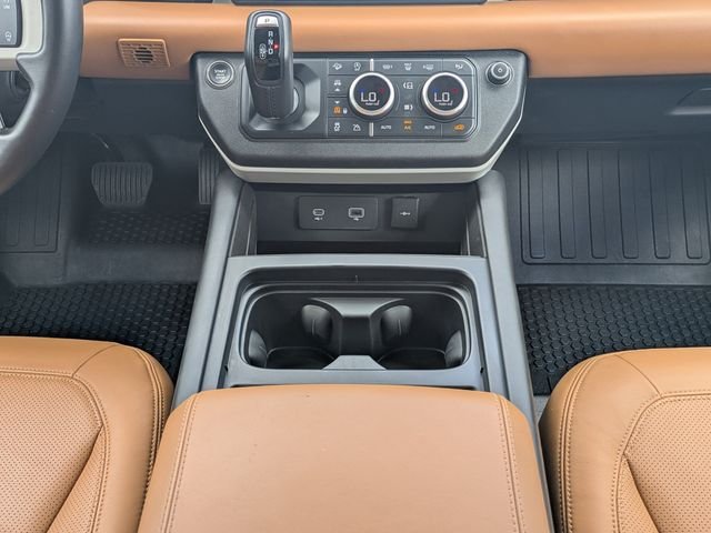 Used 2024 White Land Rover SE image 19