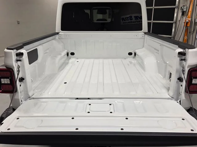 New 2026 Bright White Clear-Coat Exterior Paint Jeep Rubicon X image 10