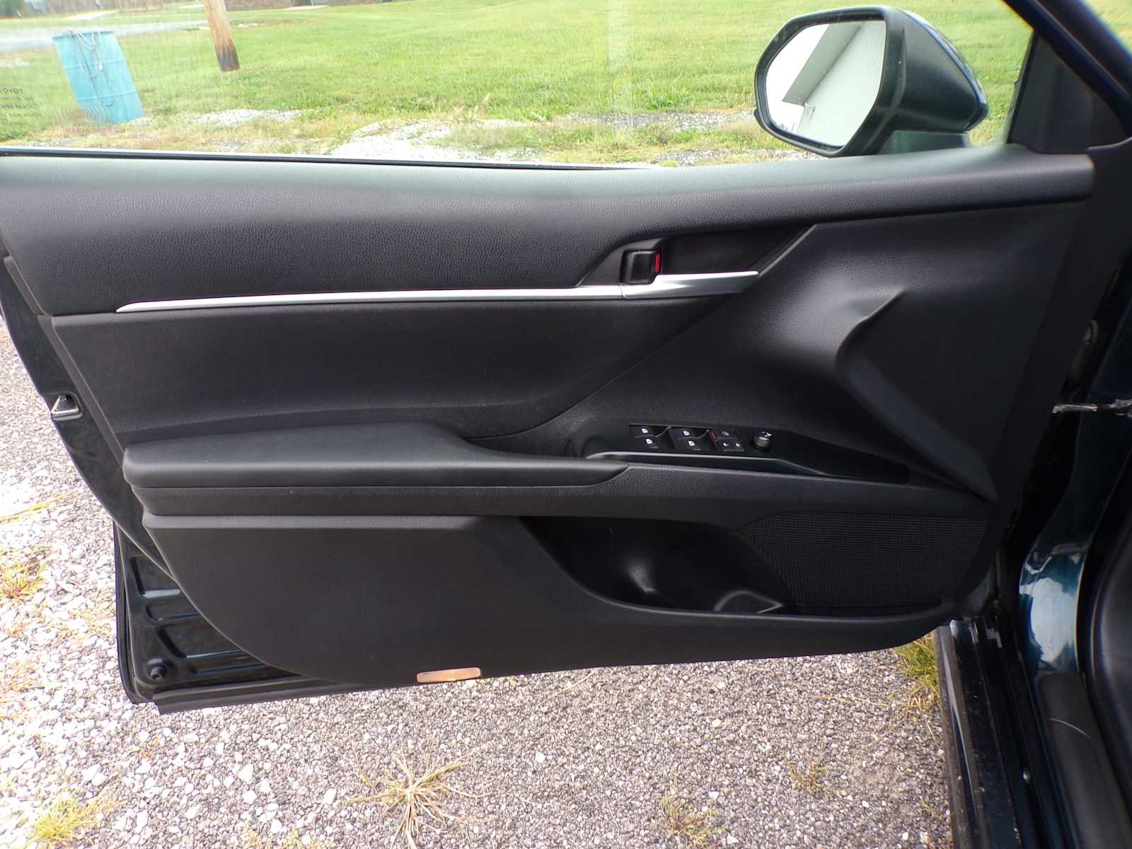 Used 2018 Blue Toyota SE image 9