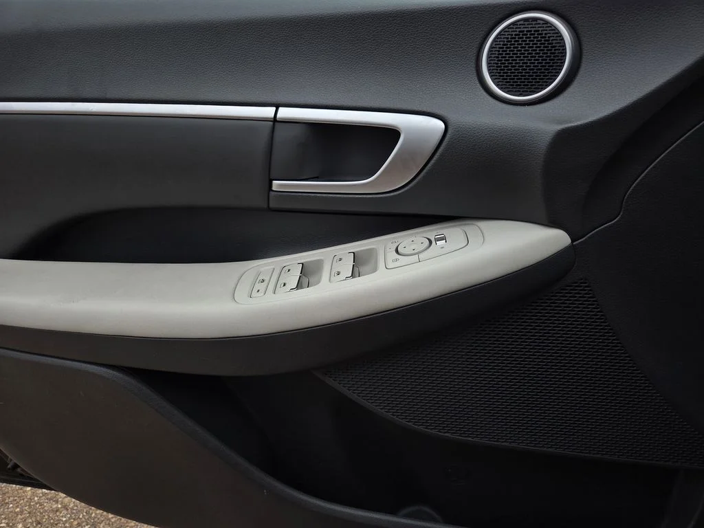 Used 2024 Black Hyundai SEL image 17