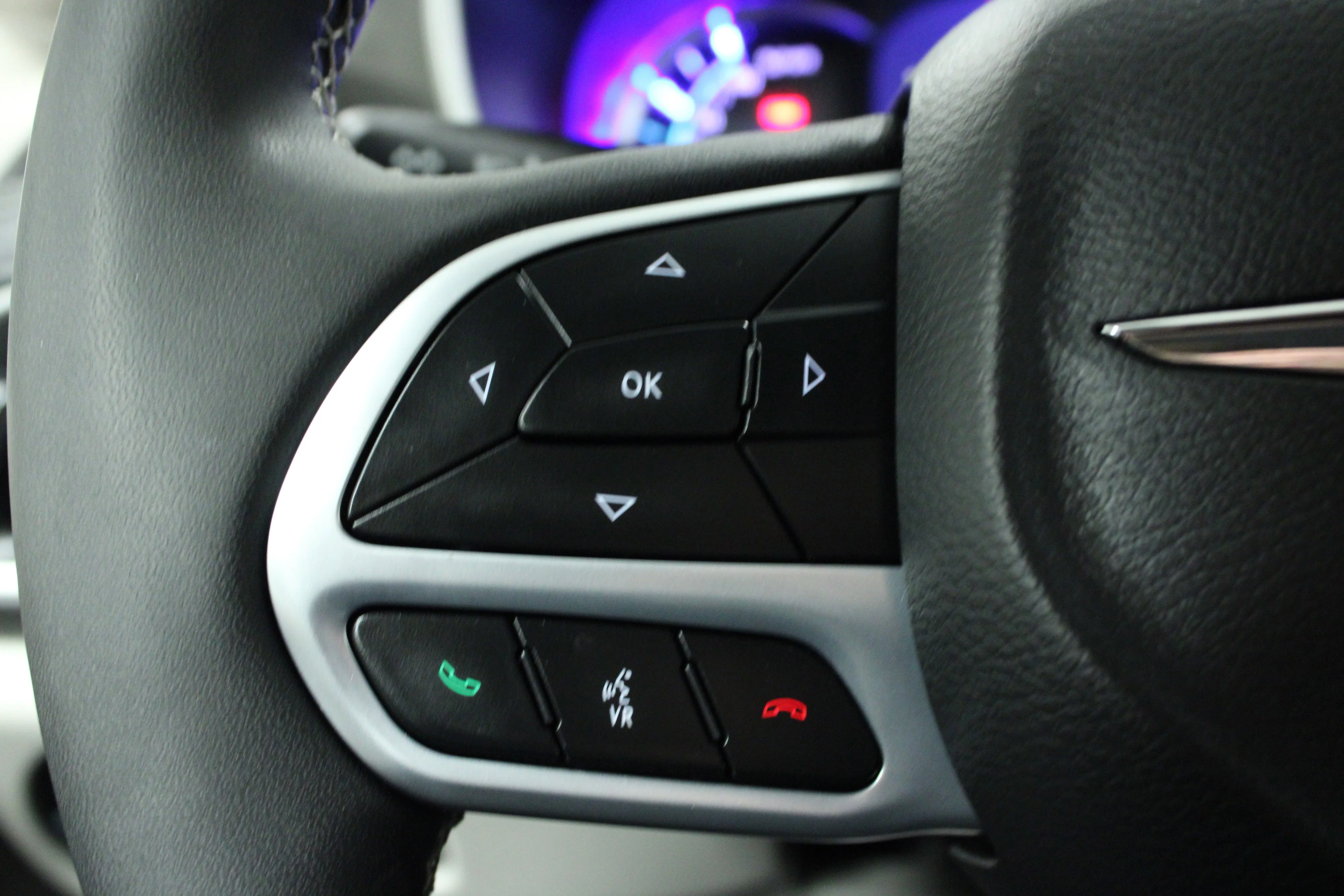 Used 2024 Bright White Clearcoat Chrysler Select image 21