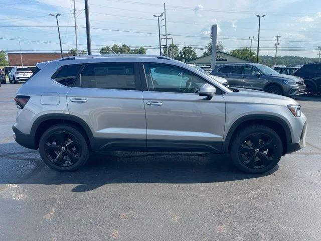 2025 Volkswagen Taos SEL - Photo 13