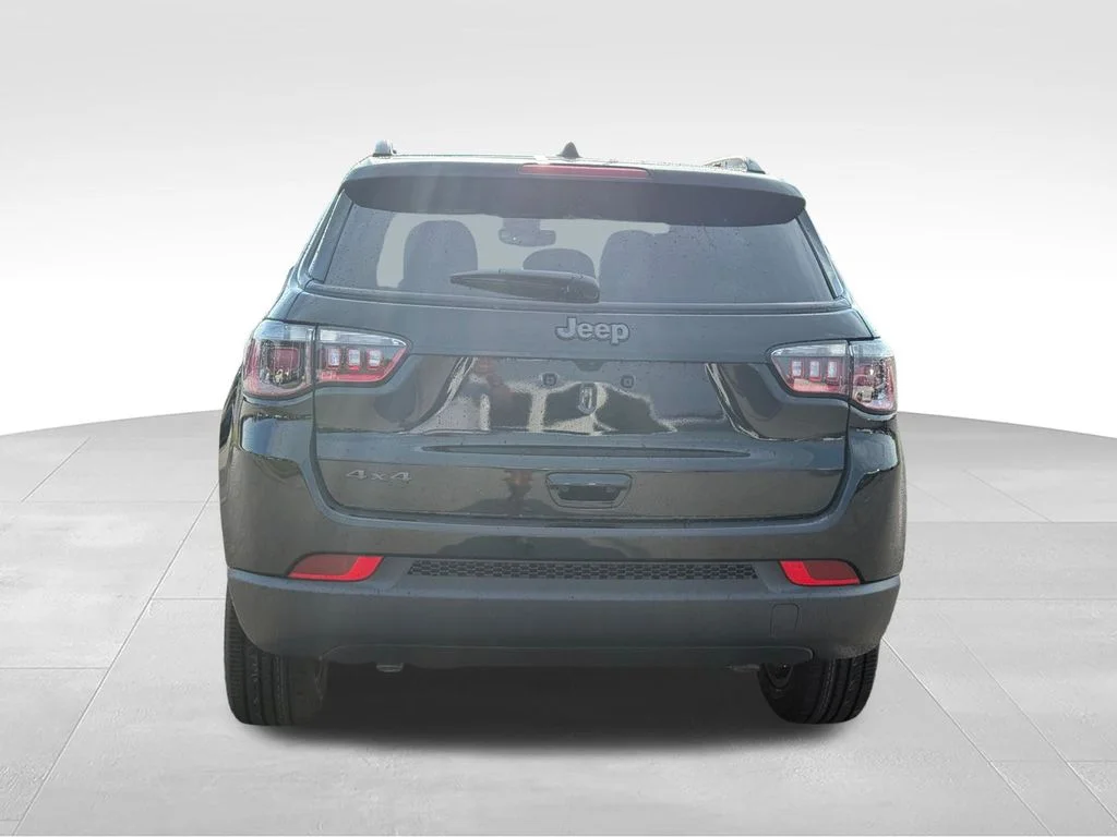 New 2026 Diamond Black Crystal Pearl-Coat Exterior Paint Jeep Latitude image 4