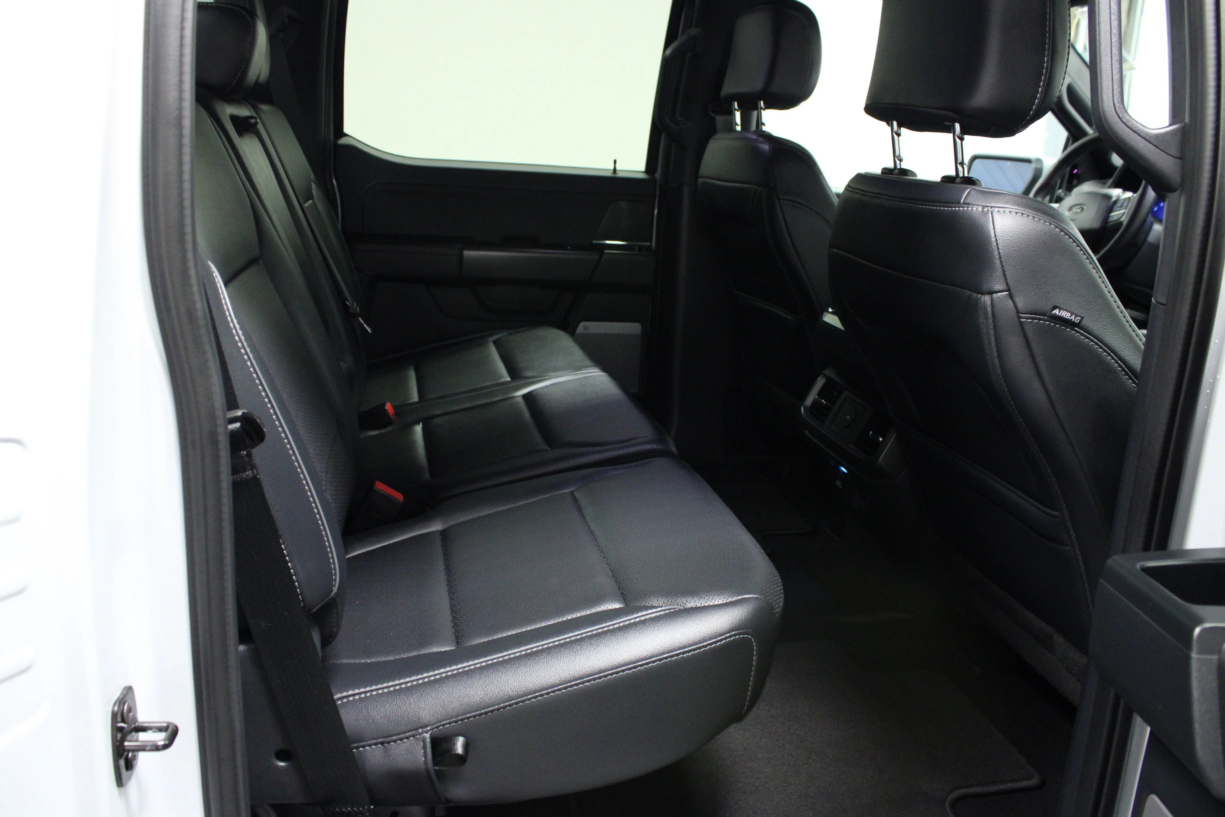 Used 2025 Space White Metallic Ford LARIAT image 13