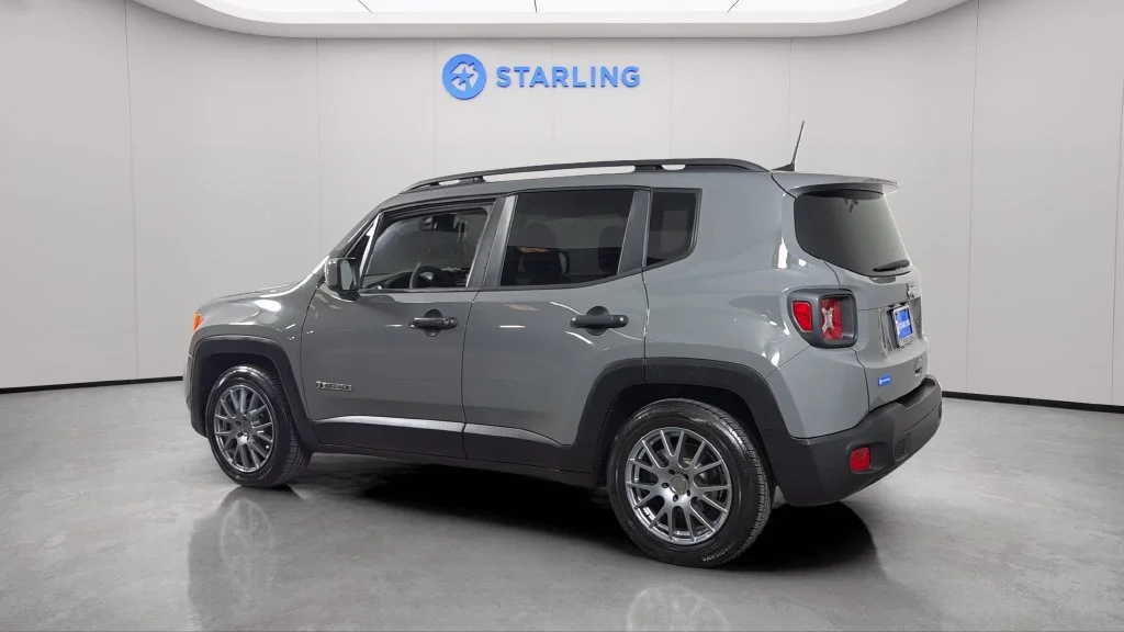 Used 2021  Jeep Latitude image 4