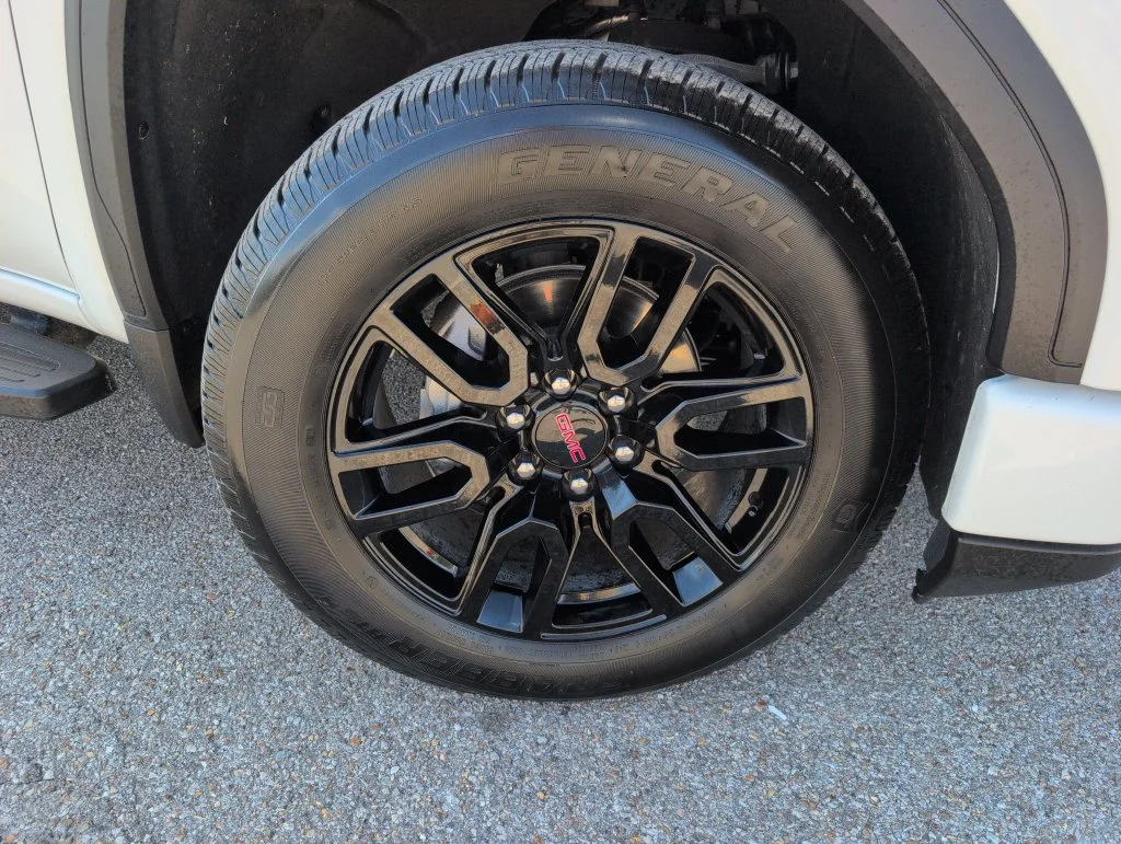 Used 2024 White GMC Elevation image 11