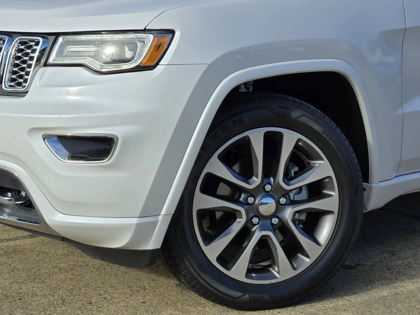 Used 2017 Ivory 3-Coat Jeep Overland image 7