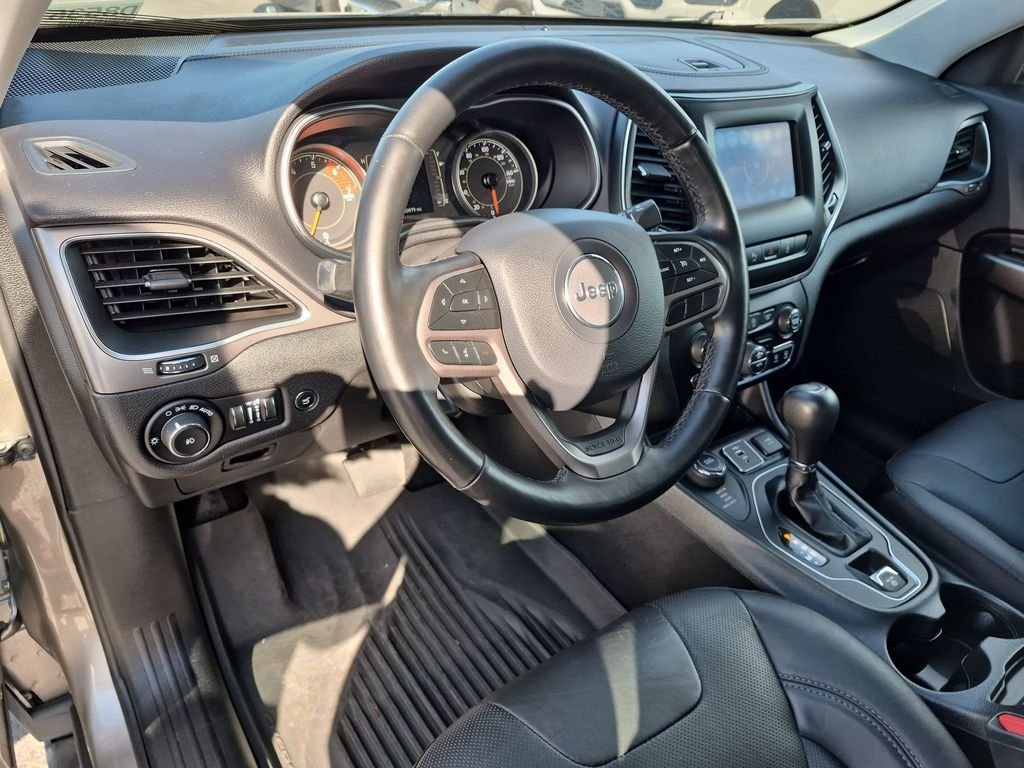 Used 2020 Light Brownstone Pearlcoat Jeep Latitude Plus image 12