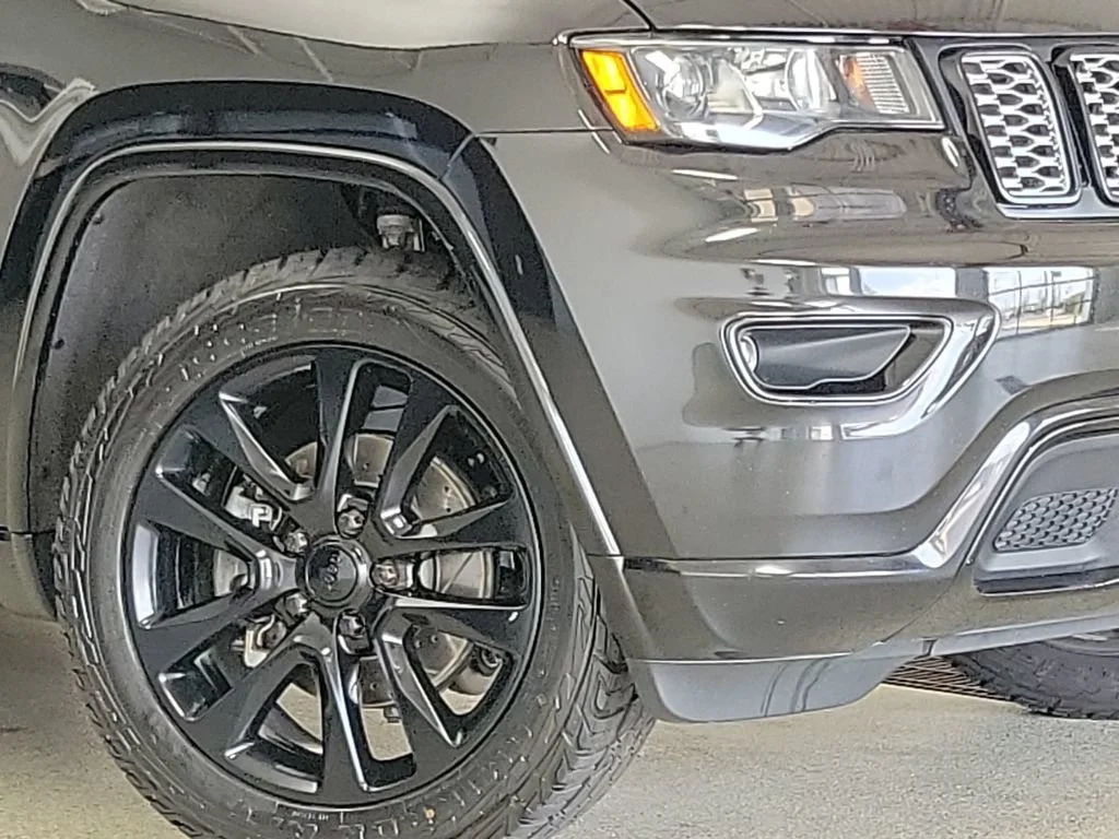 Used 2018 Jeep Grand Cherokee Altitude with VIN 1C4RJFAGXJC499554 for sale in Sandwich, IL