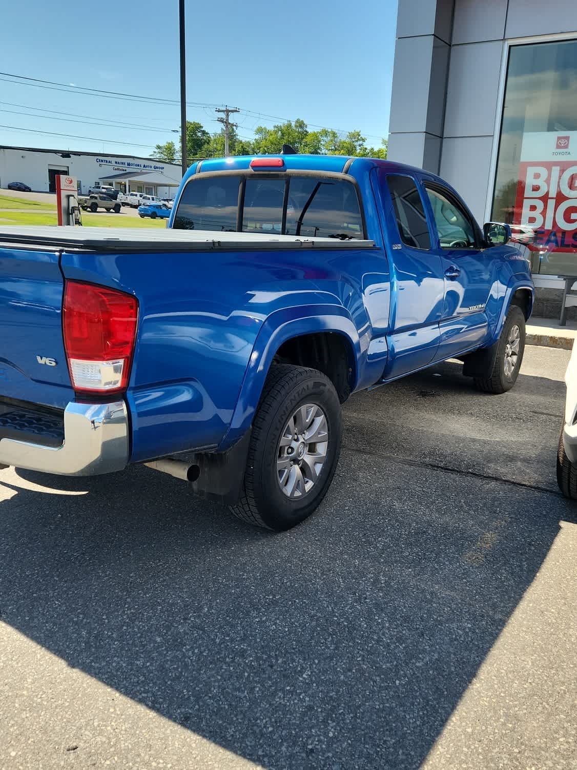 Used 2016 Blazing Blue Pearl Toyota SR5 image 3
