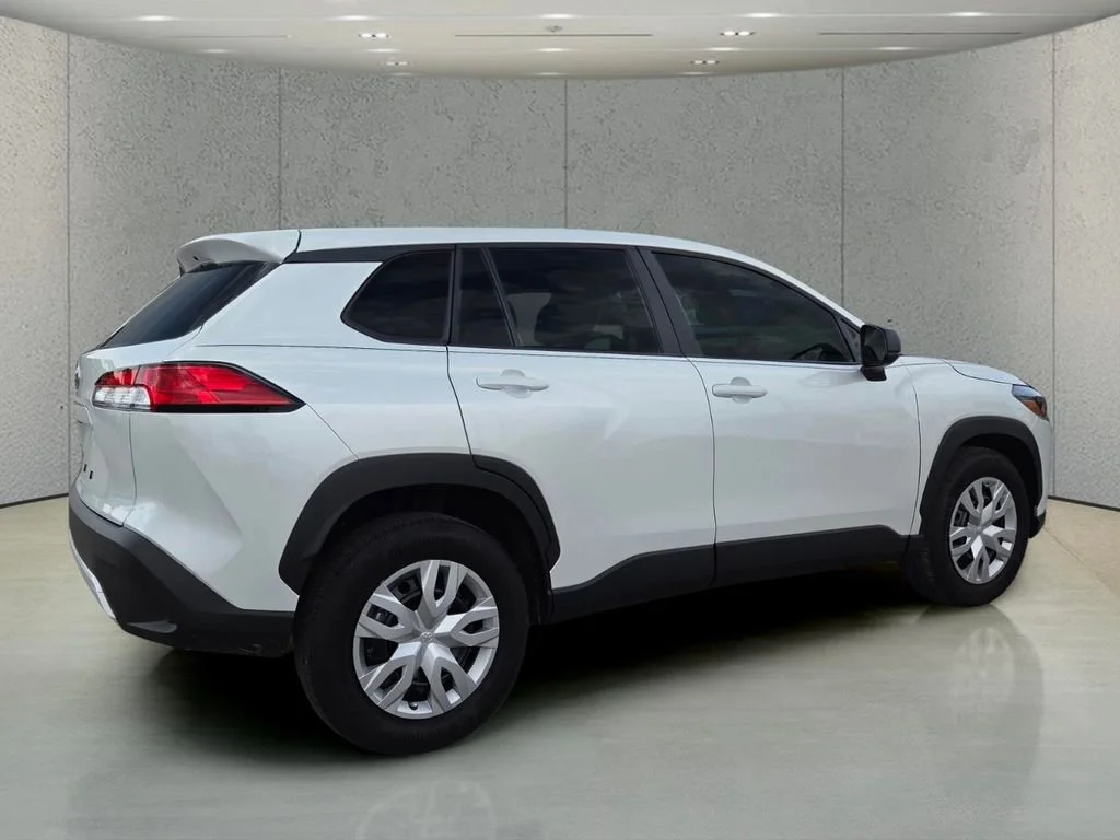 Used 2025 Pearl Toyota L image 3