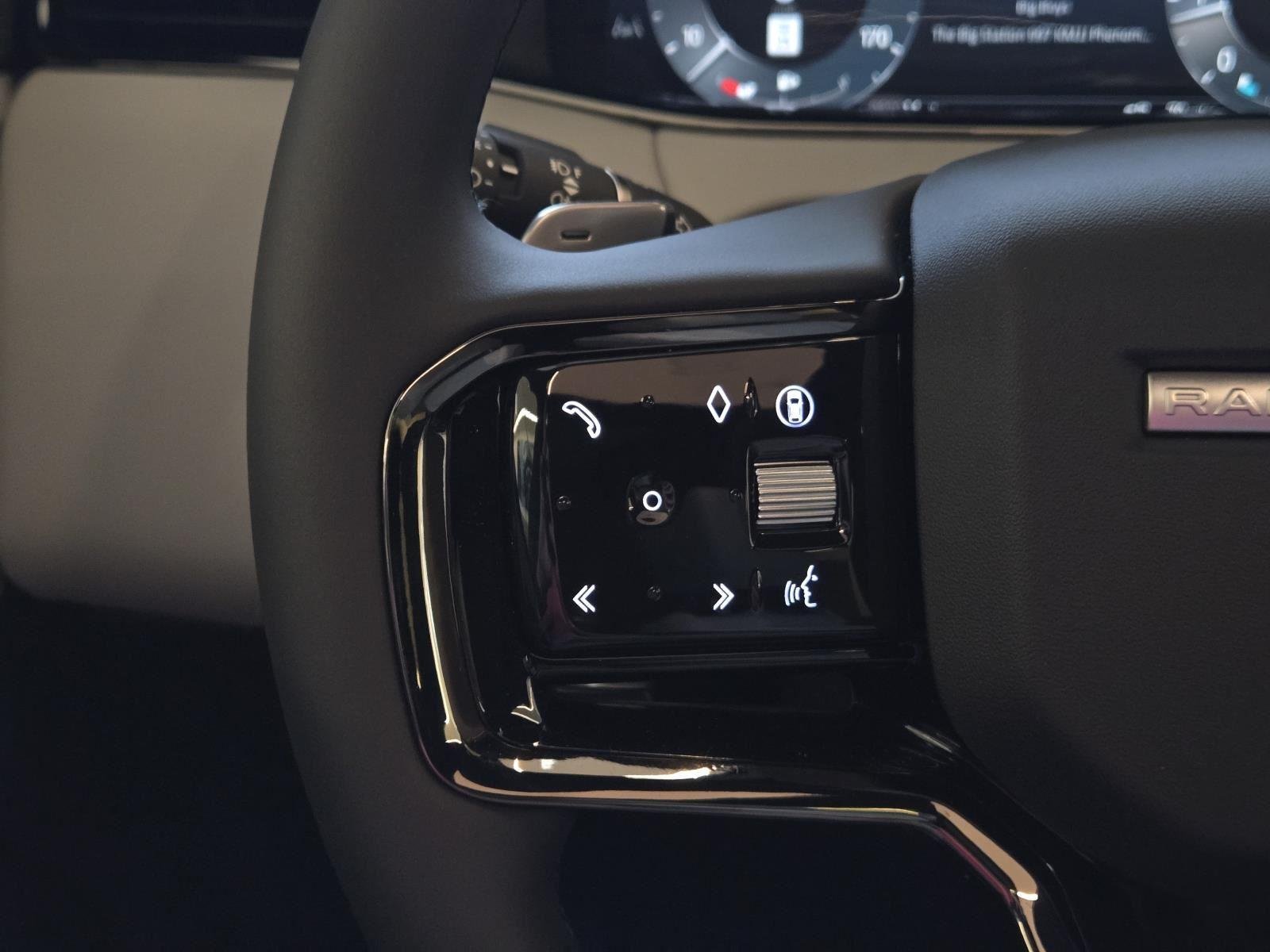 New 2026 Seoul Pearl Silver Land Rover Core S image 16