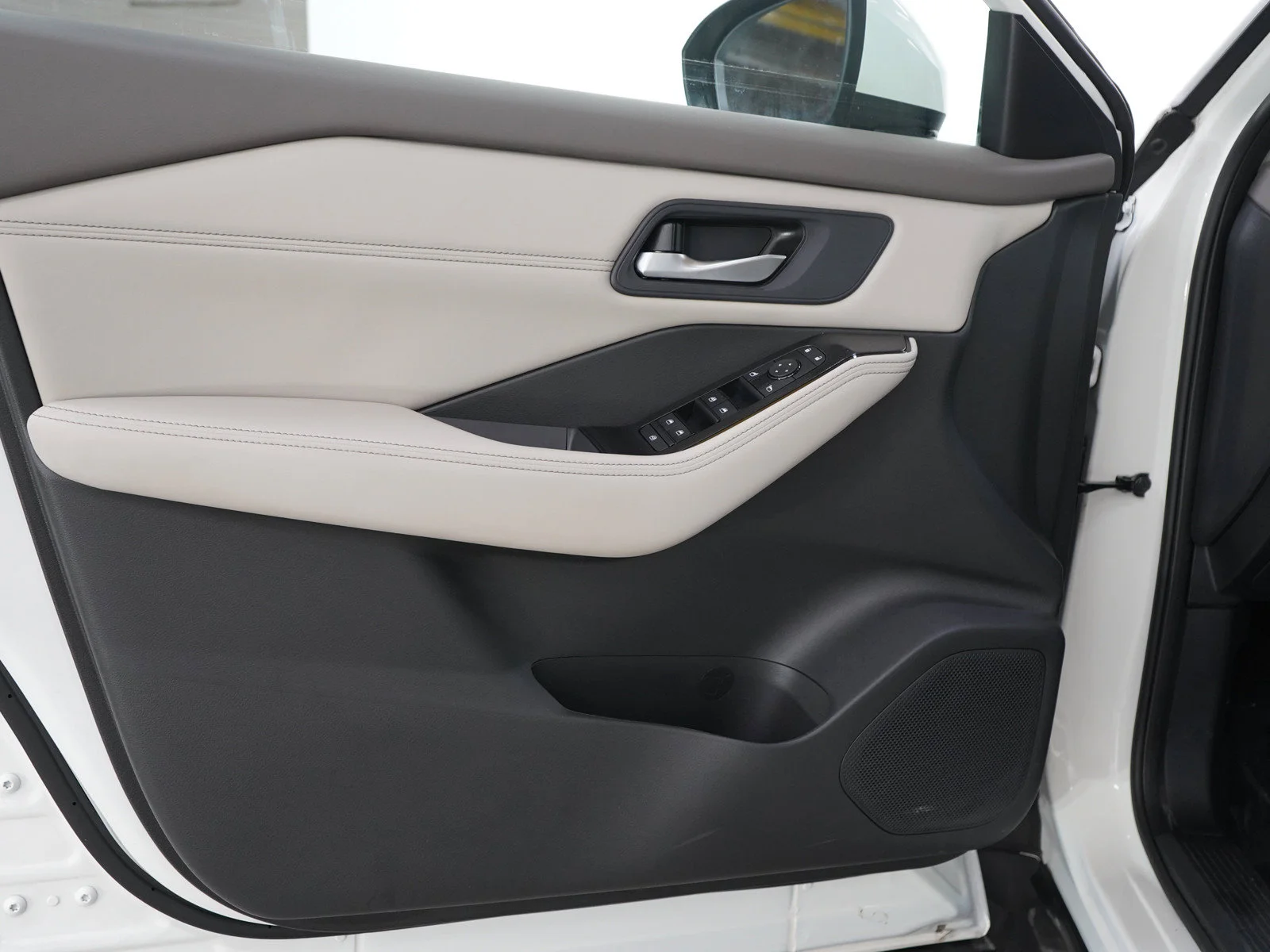 Used 2023 Pearl White Tricoat Nissan SV image 18