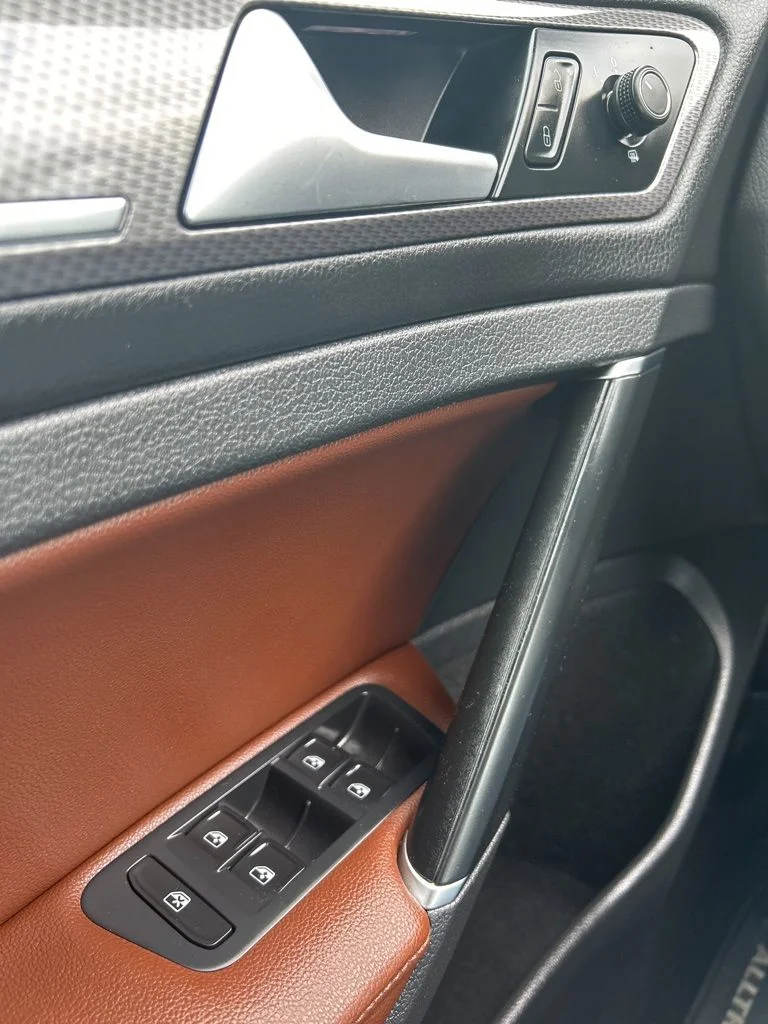 Used 2018 Deep Black Pearl Metallic Volkswagen  image 7