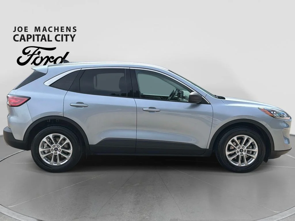 Used 2022 Blue Ford SE image 3
