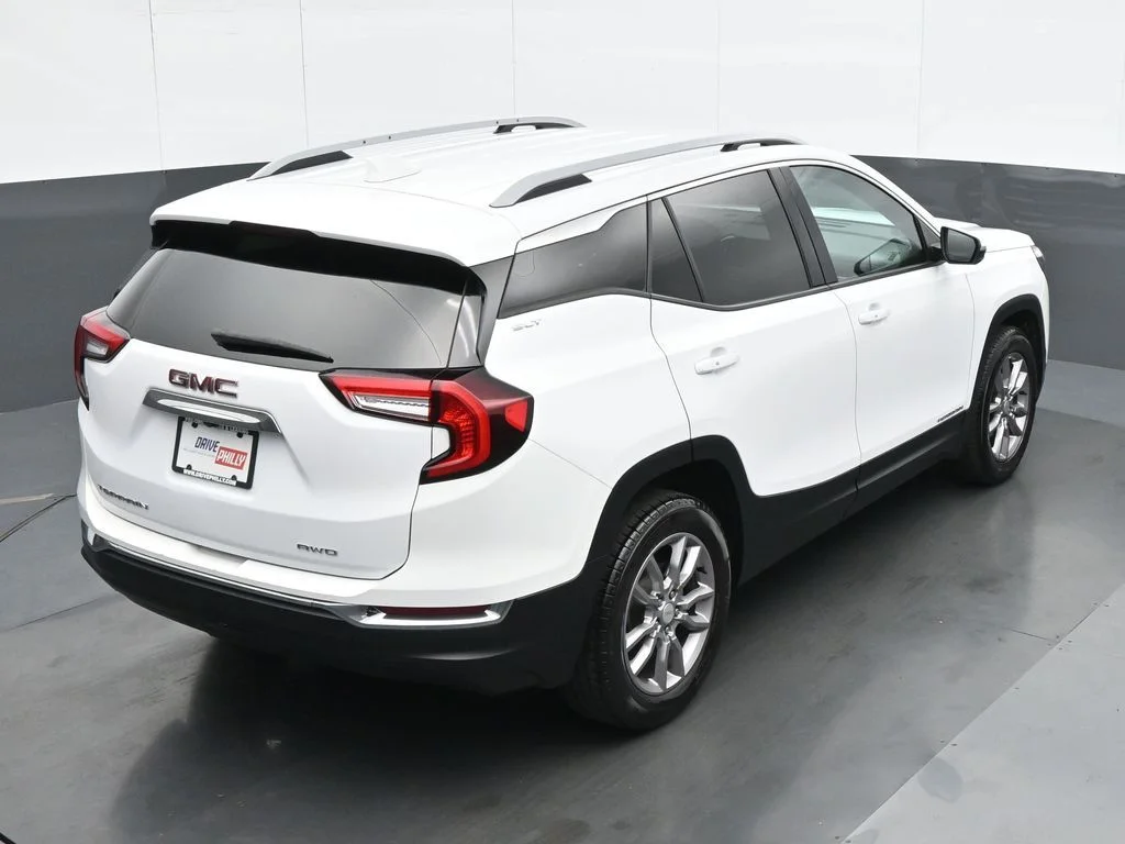 Used 2024 White GMC SLT image 22