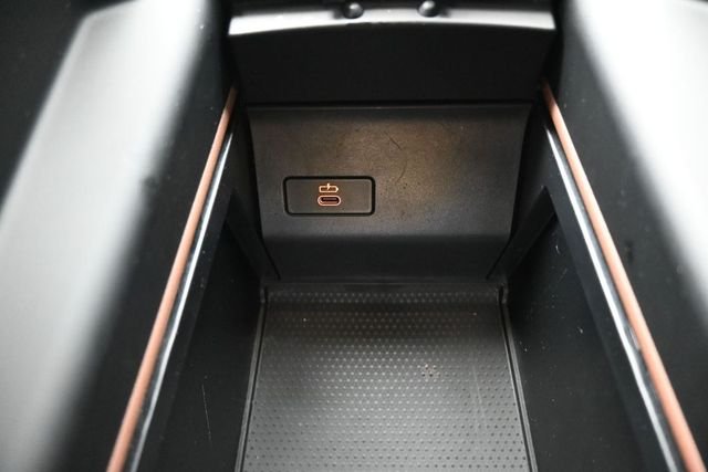 Used 2024 Gray BMW sDrive40i image 4