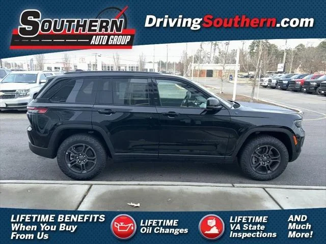 New 2024 Diamond Black Crystal Pearl-Coat Exterior Paint Jeep Trailhawk image 1