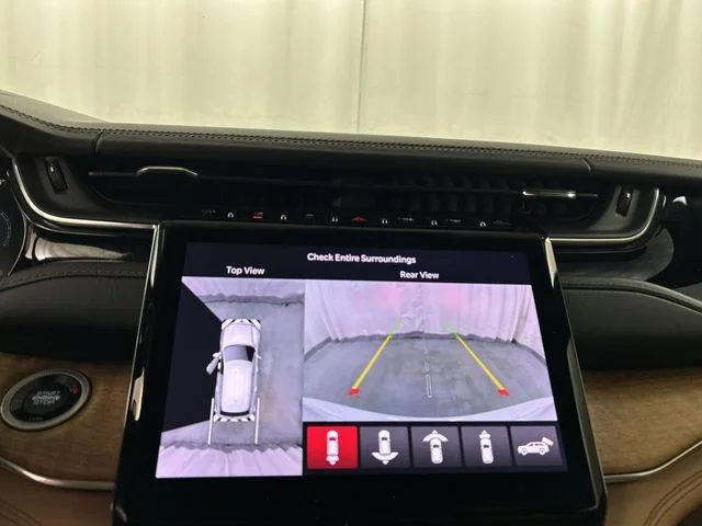 Used 2023 White/off-white Jeep Summit Reserve image 17