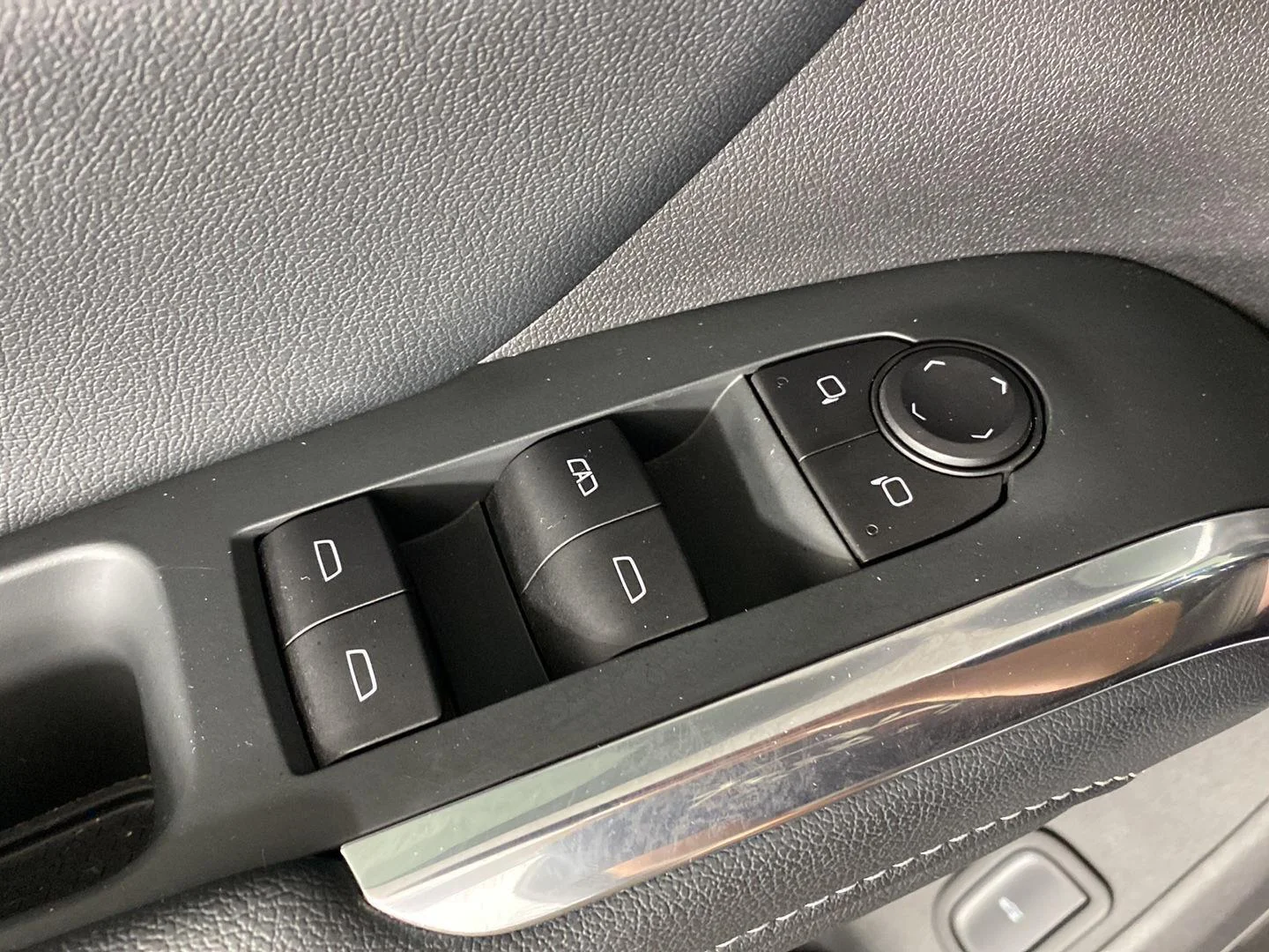 Used 2025 Summit White Chevrolet LT image 23