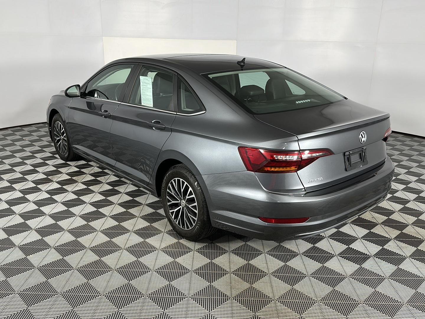Used 2019 Platinum Gray Metallic Volkswagen SE image 11