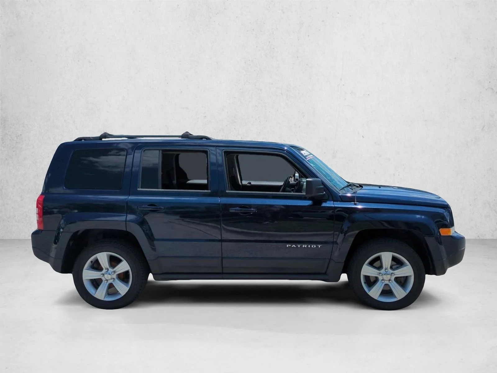 Used 2014 True Blue Pearlcoat Jeep Latitude image 4