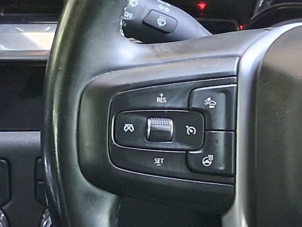 Used 2025 Summit White GMC Elevation image 12