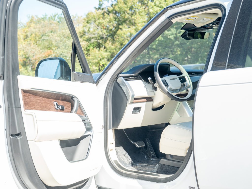Used 2024 White Land Rover SE image 11