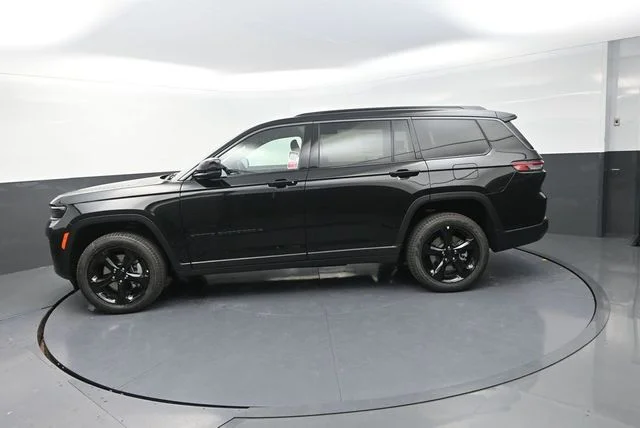 New 2026 Diamond Black Crystal Pearlcoat Jeep Limited image 6