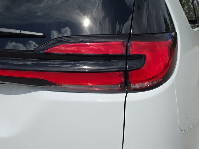 New 2027 Bright White Clear-Coat Exterior Paint Chrysler Limited image 8