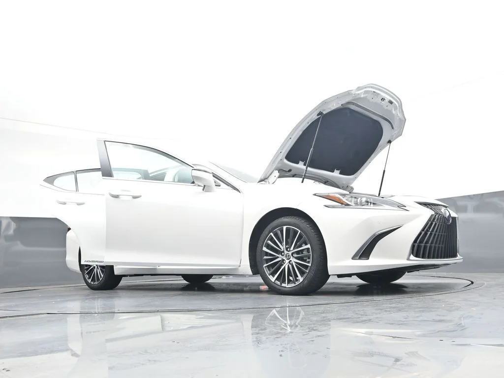 Used 2022 White Lexus 300h image 48